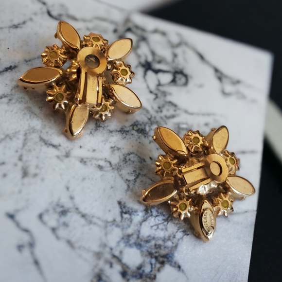 SCHREINER NY 1950's Daisy Jeweled Clip-on Earrings - Picture 4 of 5